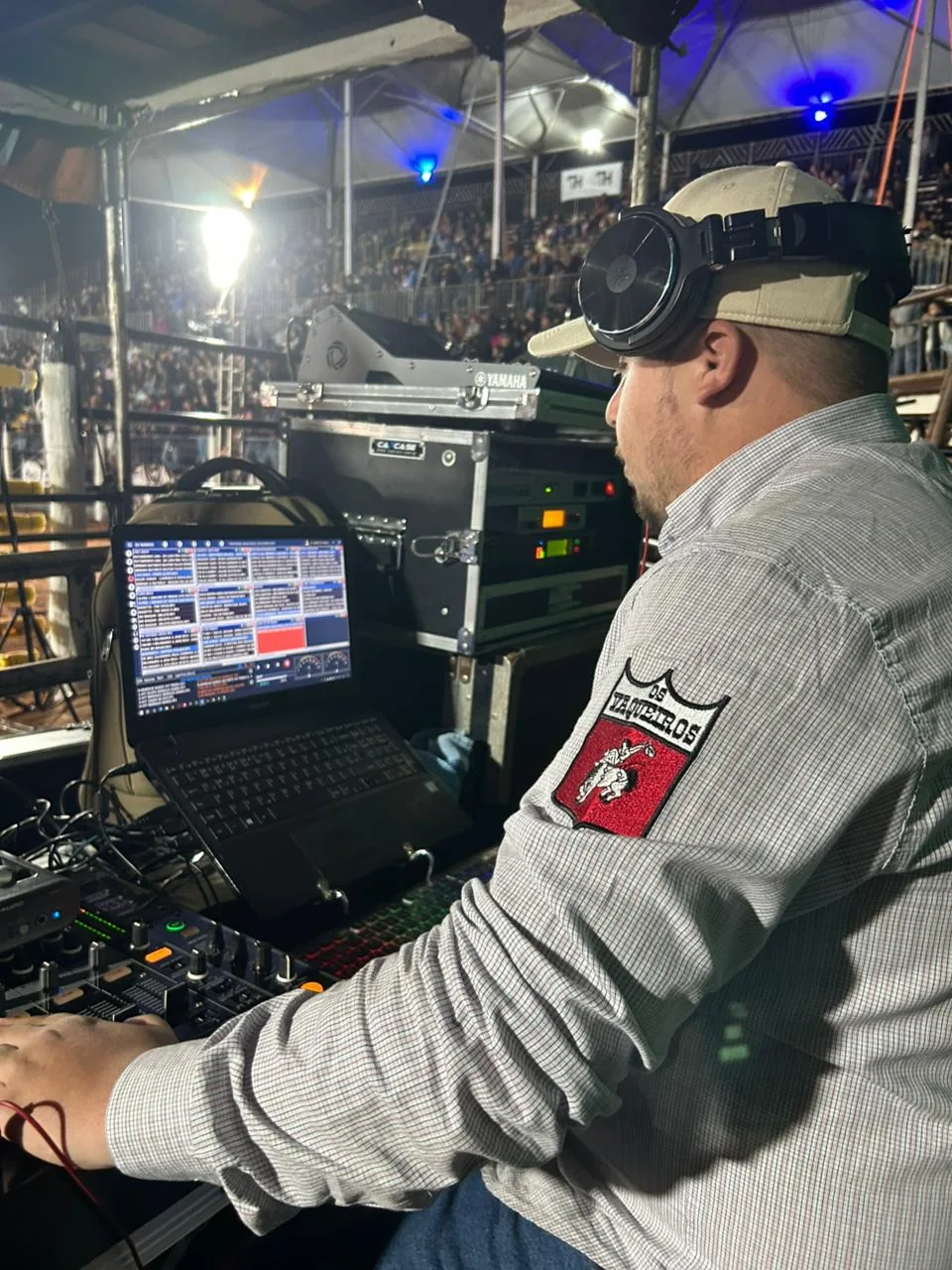 Sonoplasta utilizando o DJRodeio ao lado de equipamentos profissionais durante rodeio