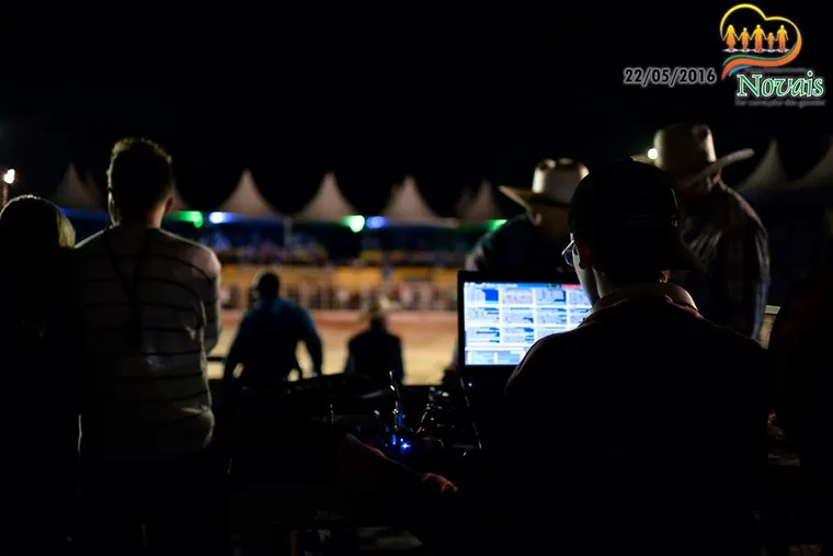 Sonoplasta utilizando o DJRodeio durante operação de evento