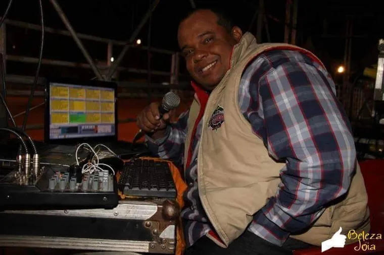Sonoplasta utilizando o DJRodeio durante operação de evento