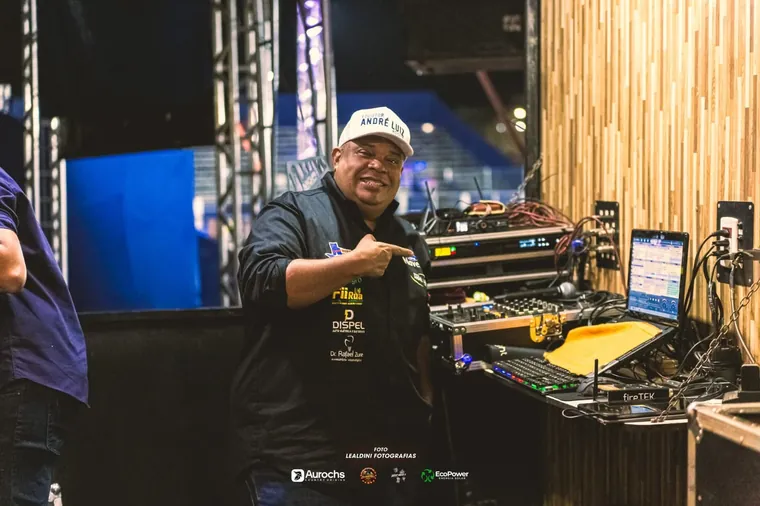 Sonoplasta utilizando o DJRodeio durante operação de evento