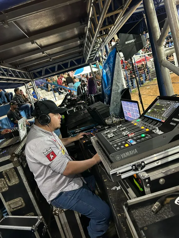Sonoplasta utilizando o DJRodeio durante operação de evento