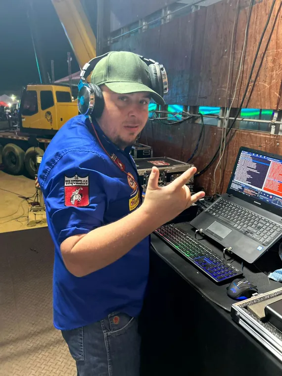 Sonoplasta utilizando o DJRodeio durante operação de evento