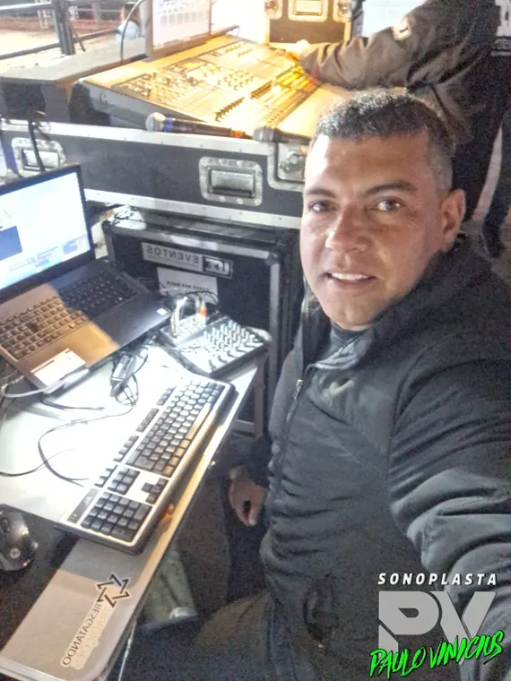 Sonoplasta utilizando o DJRodeio durante operação de evento