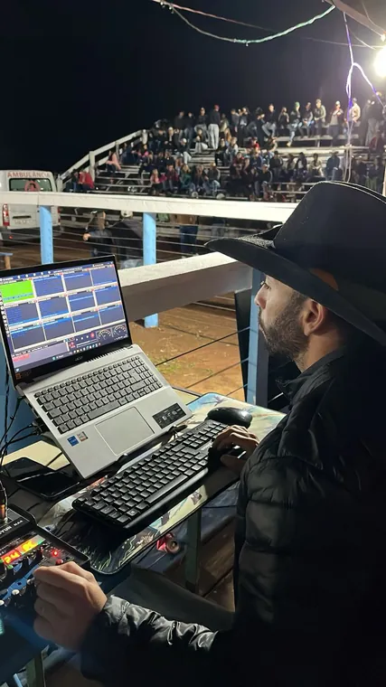 Sonoplasta utilizando o DJRodeio durante operação de evento
