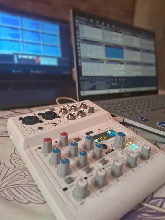 Equipamento de áudio e DJRodeio em operação durante evento