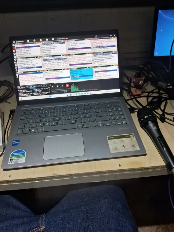 Equipamento de áudio e DJRodeio em operação durante evento