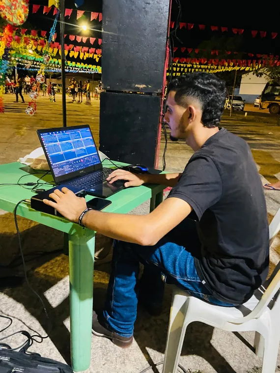 Sonoplasta utilizando o DJRodeio durante operação de evento
