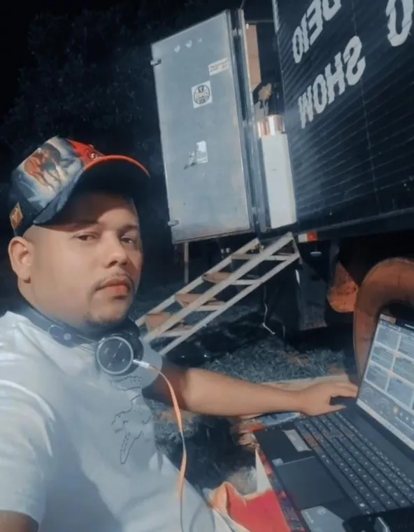 Sonoplasta utilizando o DJRodeio durante operação de evento