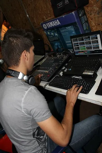 Sonoplasta utilizando o DJRodeio durante operação de evento