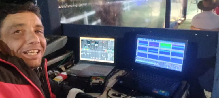 Sonoplasta utilizando o DJRodeio durante operação de evento