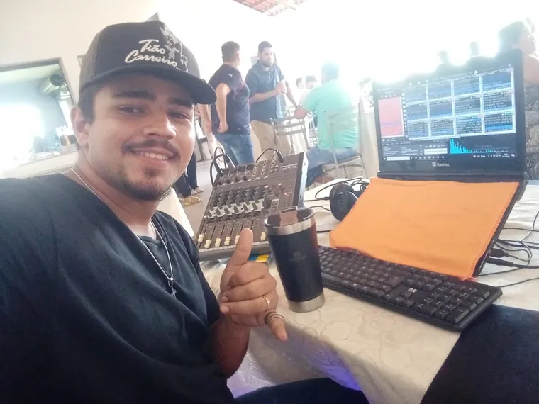 Sonoplasta utilizando o DJRodeio durante operação de evento