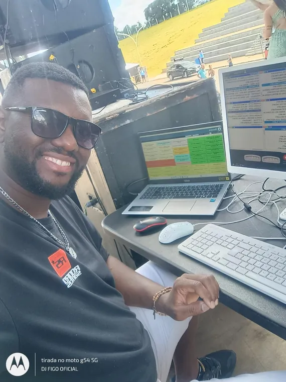 Sonoplasta utilizando o DJRodeio durante operação de evento