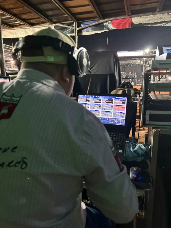 Sonoplasta utilizando o DJRodeio durante operação de evento