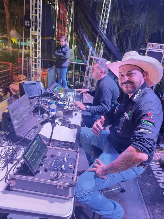 Sonoplasta utilizando o DJRodeio durante operação de evento