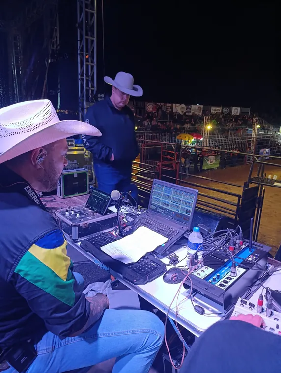 Sonoplasta utilizando o DJRodeio durante operação de evento