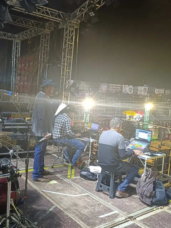 Sonoplasta utilizando o DJRodeio durante operação de evento